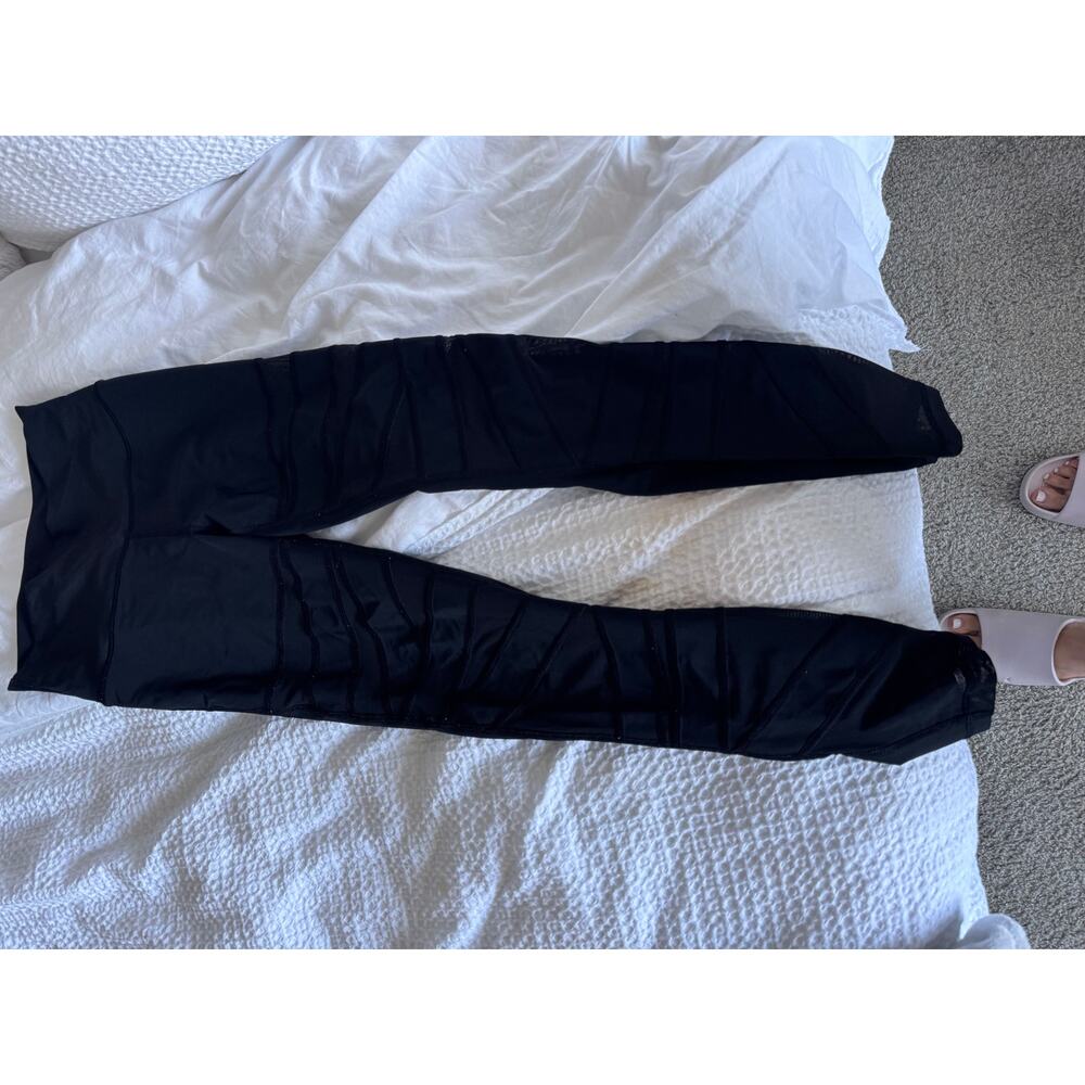 Lululemon size 4 mesh legging Rare!